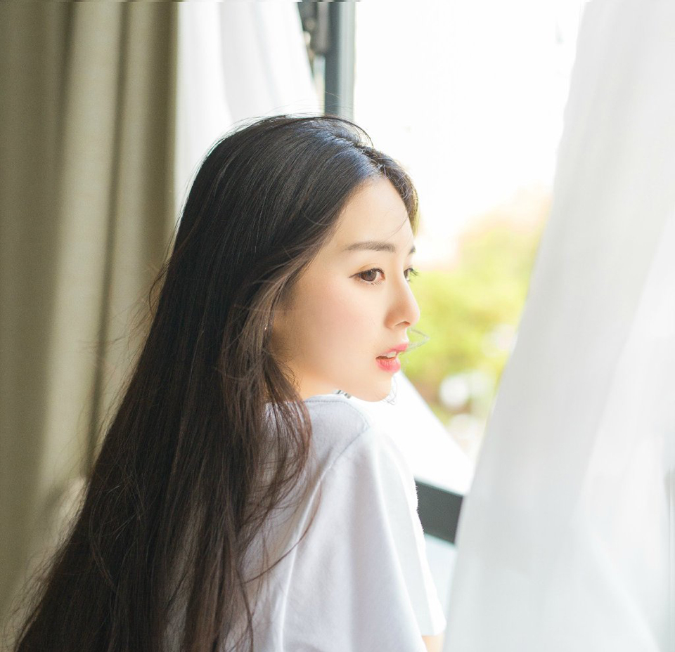 “姐姐，你说为何夫君能够越来越年轻？”小乔突然扭头看向大乔，眼中有些羡慕的道。